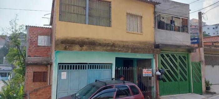 Sobrado com duas casas independentes e ponto comercial
