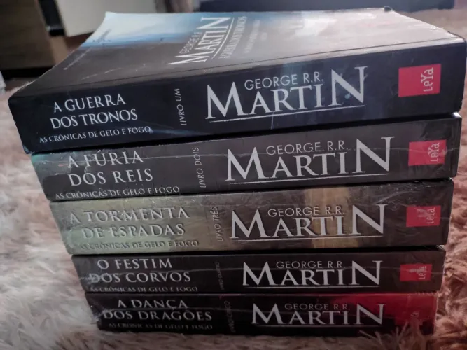 Coleção As Crônicas de Gelo e Fogo - George R. R. Martin (5 livros) - Leya