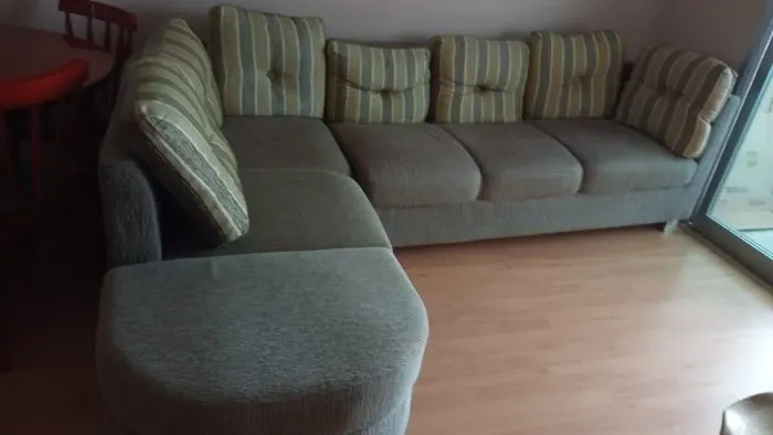 Sofa de canto com 5 lugares tipo suede cor cinza medio com 7 almofadas e cantoneira móvel 