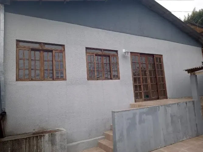 Aluga-se casa com 2 dormitórios no Campo Pequeno - Colombo