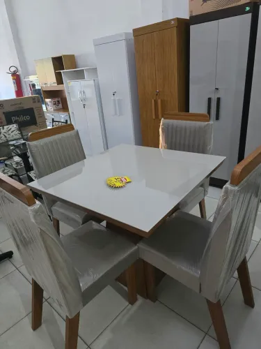 Mesa de madeira com tampo de vidro 