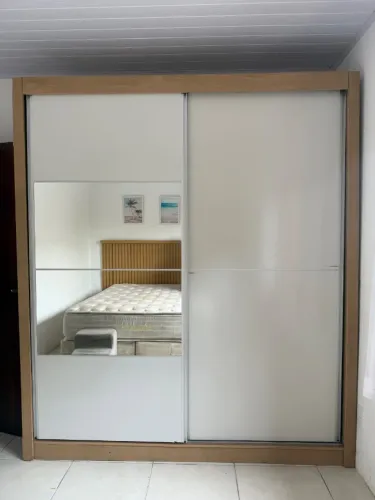 ROUPEIRO DE MDF PORTA DUPLA DE CORRER COM ESPELHO