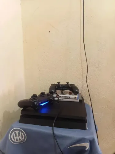 Ps4 com 1 controle 77 jogos digitais e 2 físico bom estado