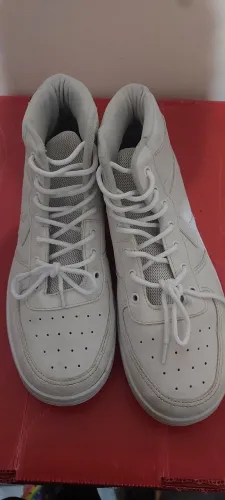 Sapato Nike Court Vision Mid brancos.