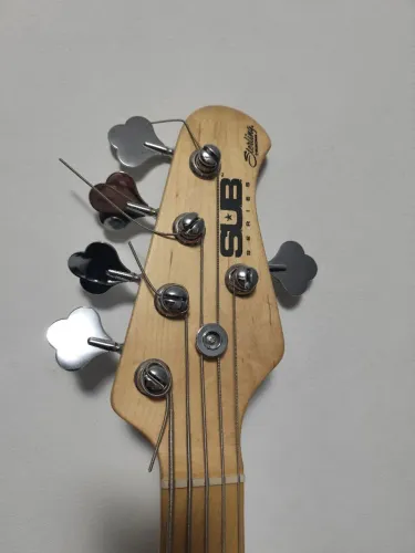Baixo Sterling music man sub