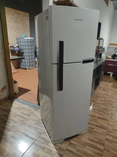 Geladeira semi nova barato dou garantia entrego