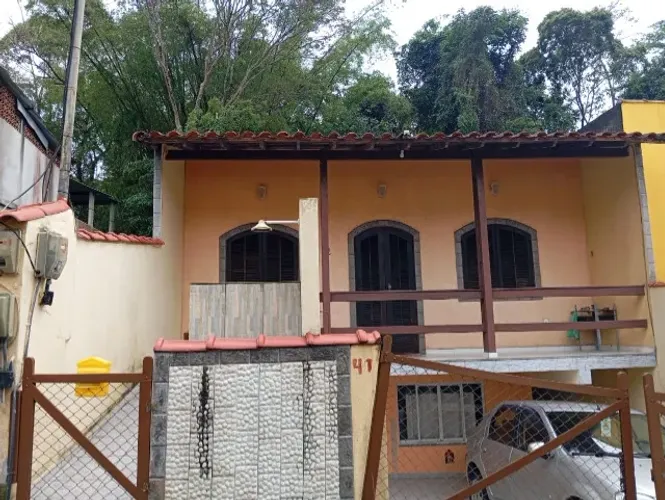 ? OPORTUNIDADE RARA: Triplex com 3 Casas Independentes em Guaratucaia (Angra dos Reis - R