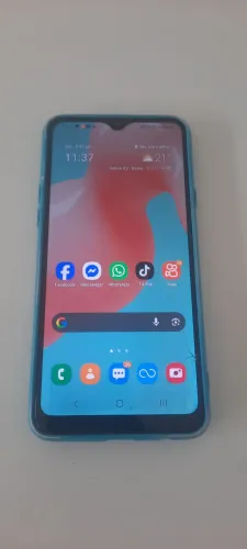 Vendo samsung A20s com 32 GB de memória está com trinco na tela mais não interfere em nada