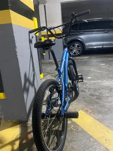 Bicicleta azul usada em ótimo estado, com pedaleira é ideal para manobras.  