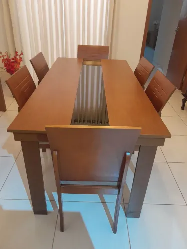 Mesa de jantar em madeira + 6 cadeiras estofadas
