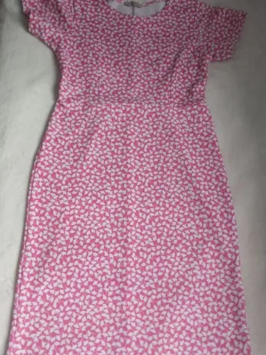 Vestido rosa com estampa de flores branca - elegante e versátil