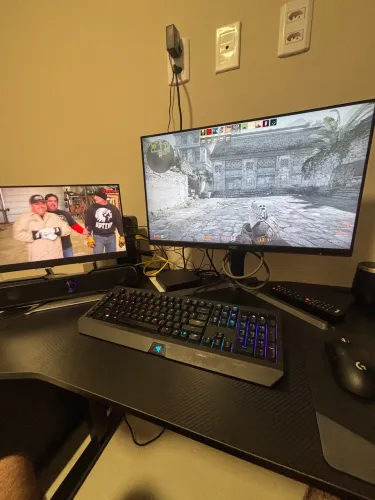 Monitor Gamer 240hz AOC Destiny 24,5?