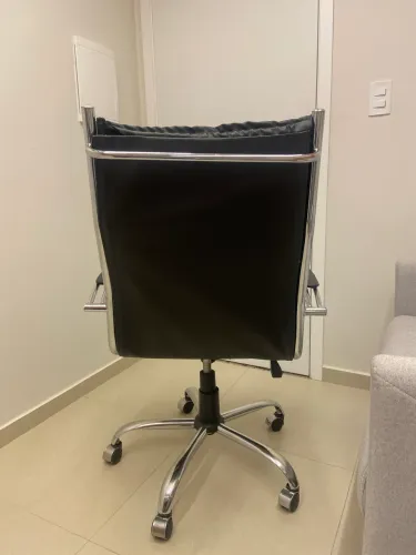 Cadeira Presidente Eames Courino Preto Base Cromada