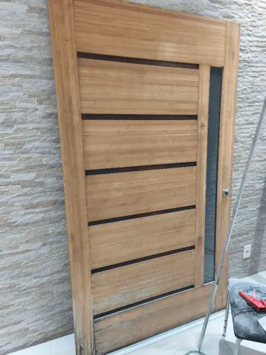 Porta madeira maciça pivotante com vitro + fechadura chave codificada