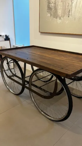 Carrinho-aparador rústico com rodas de bicicleta 