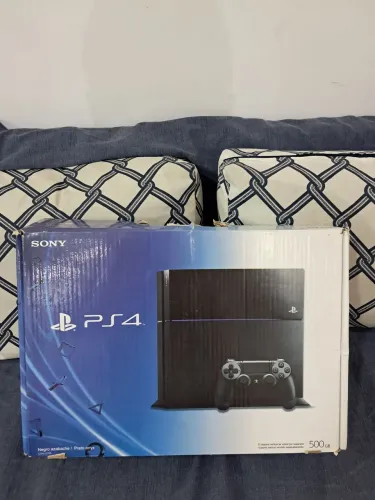 PS4 FAT, 3 Jogos e 2 Controles.