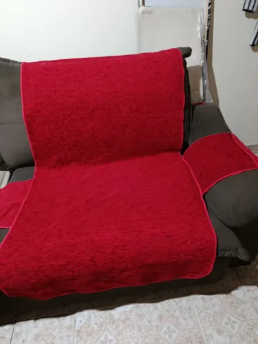 Capa de sofá vermelho de veludo com abas laterais para guardar coisas. Mede 1,70x0,94 cm