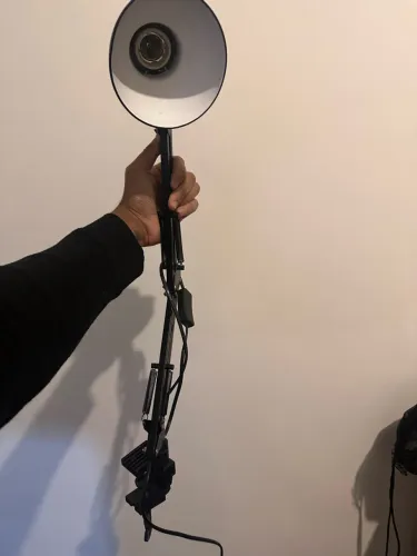 Luminária de Mesa Articulada Preta com Presilha