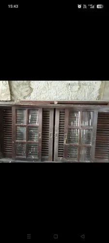 2 Janelas de madeira maciça
