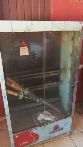 Vende se máquina de amassar frangos 