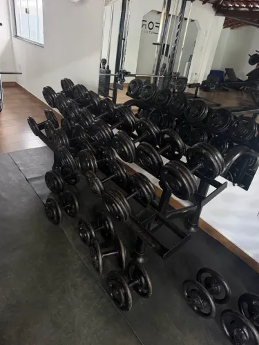 Vendo jogo de halteres do 10kg ao 30kg + suporte