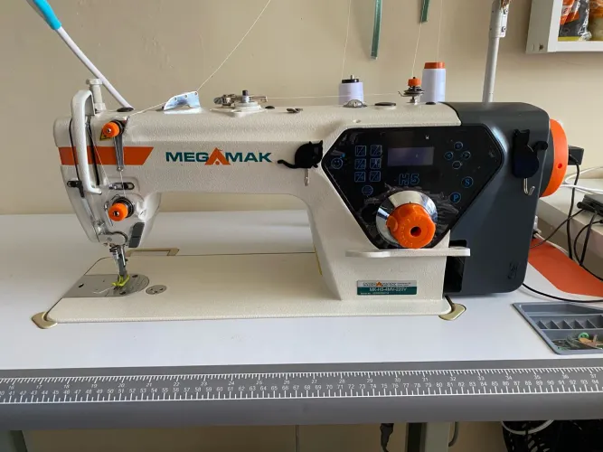 Máquina de costura Reta industrial eletrônica 