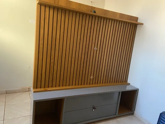 Vende-se painel com rack em ótimas condições, ops tem que buscar