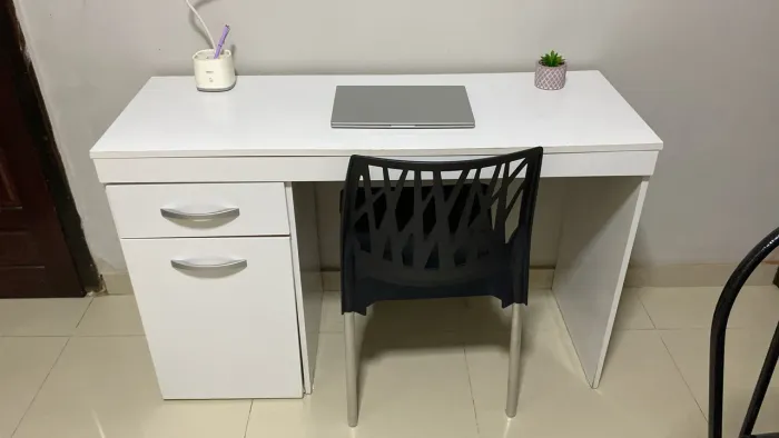 Mesa de estudos na cor branca