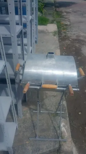Churrasqueira nova com pé 