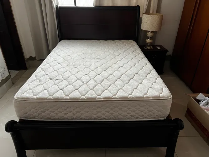 Cama casal + 02 criados