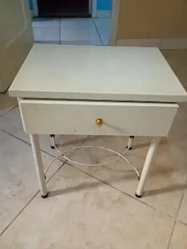 Criado mudo branco de metal