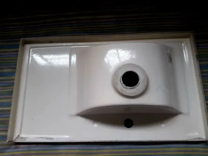 Pia/Lavatório de fibra. Dimensões: 36 cm x 62 cm.
