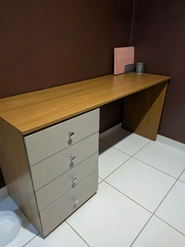 Mesa pc com gaveteiro