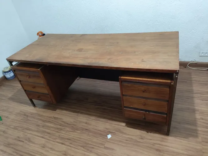 Mesa escritório madeira maciça com seis gavetas