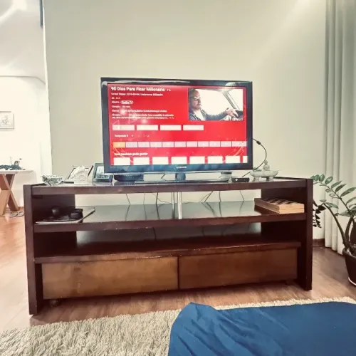 Rack madeira maciça com mesa de apoio independente com rodinha e duas gavetas