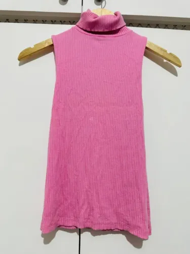 Blusa gola alta rosa sem manga