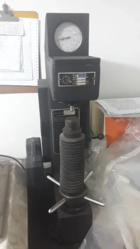 Durômetro com mesa de madeira