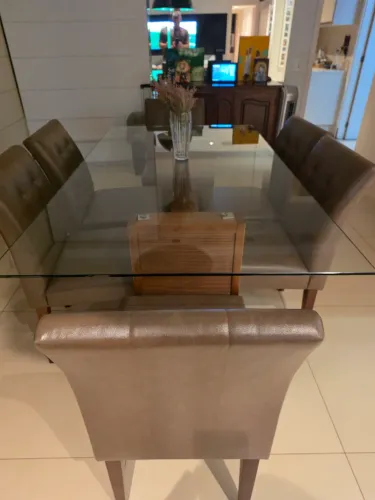 Mesa de madeira com tampo de vidro e 6 cadeiras de couro