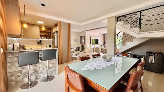 Casa Alto Padrão no Córrego Grande 3 Suítes, Rua Exclusiva e Energia Solar em Florianópol