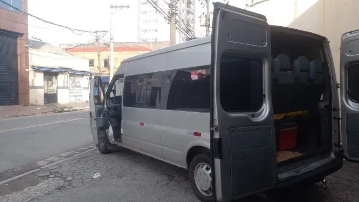 Fretamento de ônibus e van .