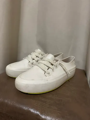 Tênis Melissa Nude com marcas de uso 