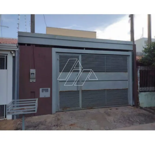 Casa com 3 dormitórios, sendo 1 suíte, em meio terreno no bairro Jardim Planalto, Marília/