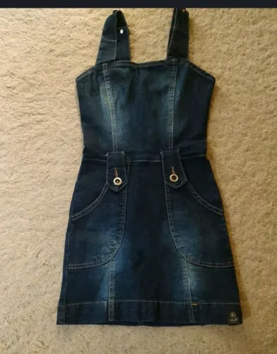 Vários modelos de roupas femininas.