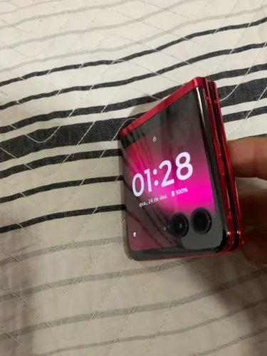 Celular para retirada de peças. Frontal quebrada, mas a tela da frente funciona. Chama no 