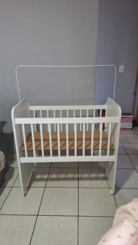Mini berço infantil, com regulagem de altura e grades móveis.