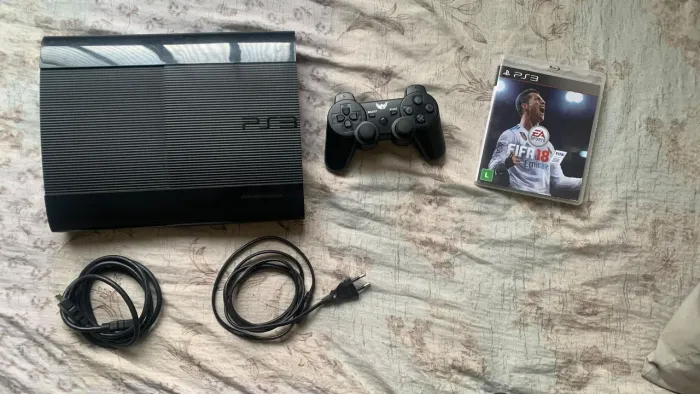 PS3 Super Slim <br><br>o kit acompanha:<br>3 controles<br>1 jogo físico <br>cabos originais