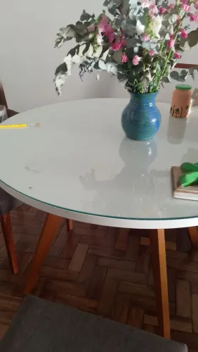 Mesa da Tok stok com três cadeiras, cadeiras estofadas na parte do assento. 