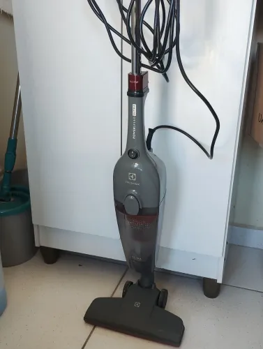 Aspirador Vertical Electrolux com Fio + Microondas Panasonic