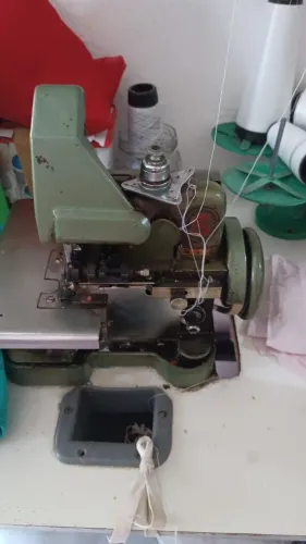 Máquina overlock usada