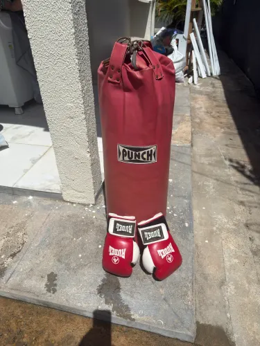 Saco de pancada com 2 luvas de boxe